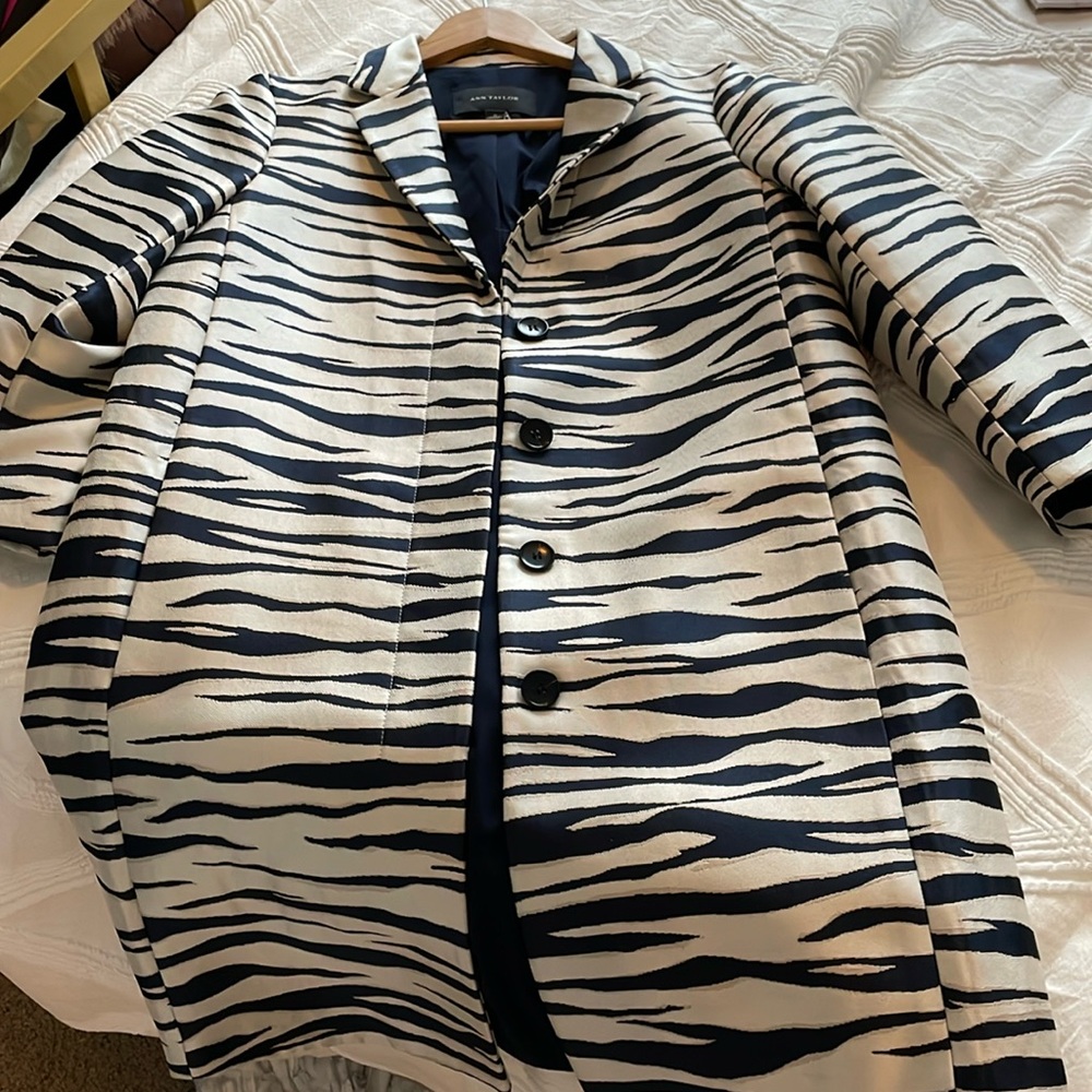 Navy blue and cream Ann taylor quarter length sleeves